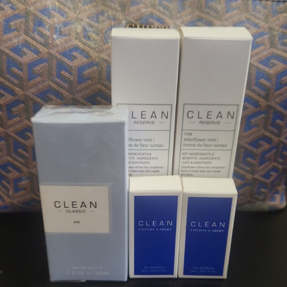 Women’s Skincare & Fragrance Set - Blue and White